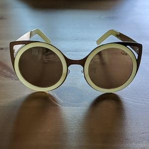 Round Cat eye Quay gold sunglasses